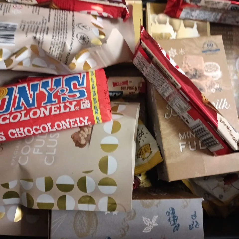 APPROXIMATELY 15 ASSORTED FOOD AND DRINK ITEMS TO INCLUDE BUTTERMILK, FURNISS, ETC