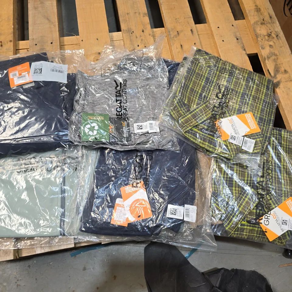 LOT OF APPROXIMATELY 15 ASSORTED BRAND NEW REGATTA AND DARE2BE CLOTHING ITEMS