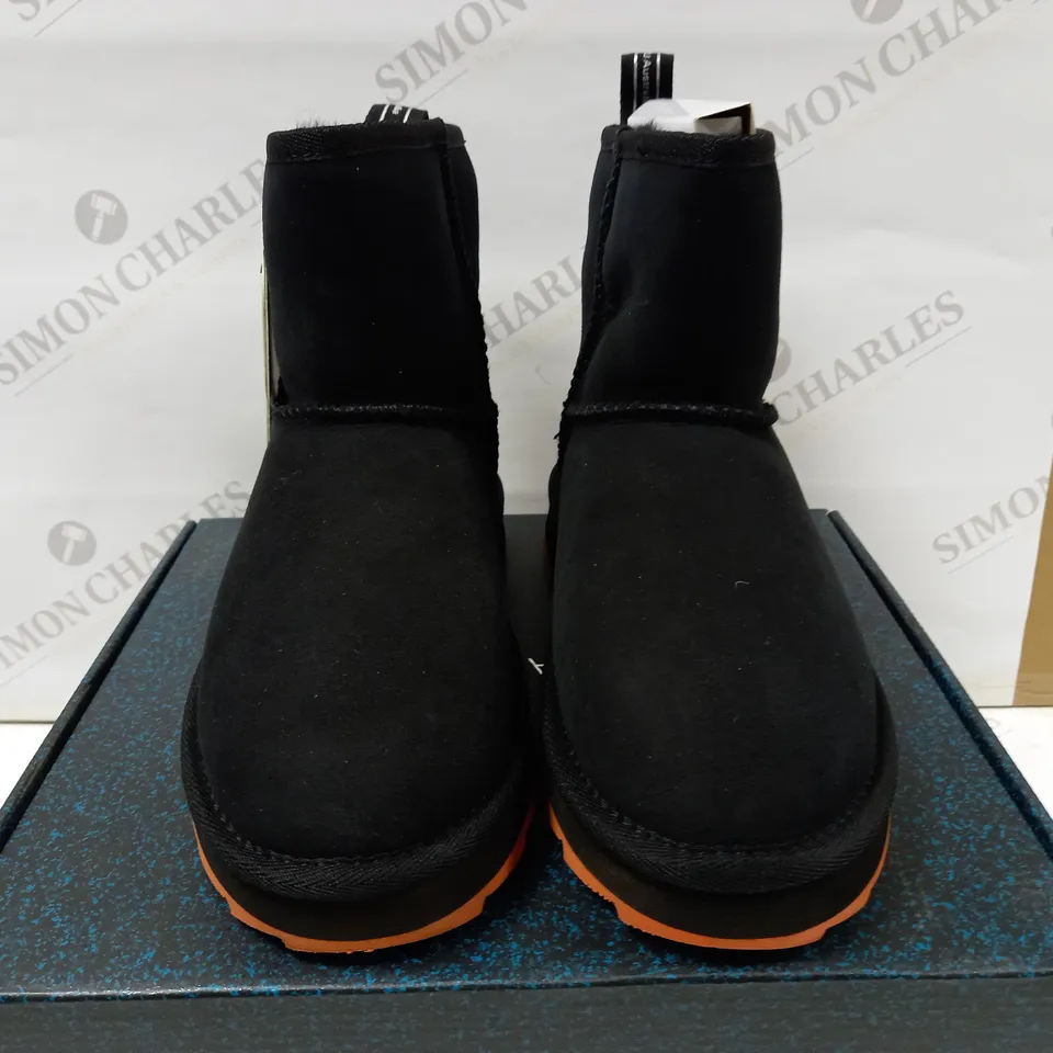 EMU AUSTRALIA SHARKY MINI BOOT - BLACK WITH ORANGE SOLE SIZE 5