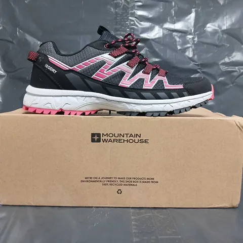 BOXED PAIR OF MOUNTAIN WAREHOUSE LAKESIDE WOMENS TRAIL WATERPROOF RUNNING SHOES IN BLACK/PINK SIZE UK 6