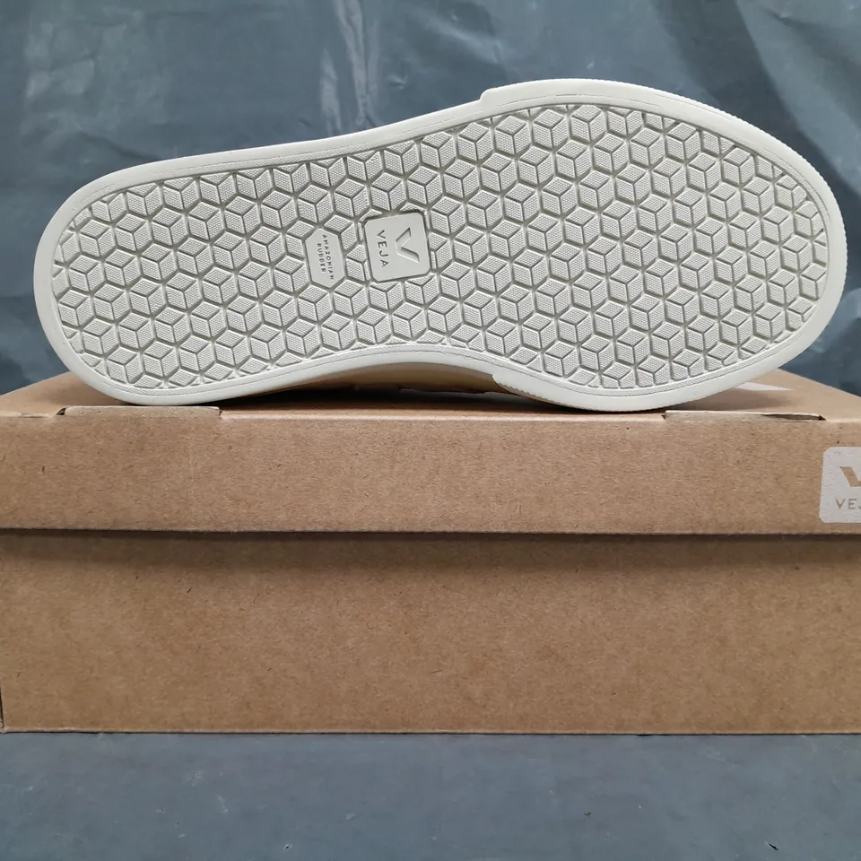 BOXED PAIR OF VEJA SHOES IN WHITE SIZE UK 4