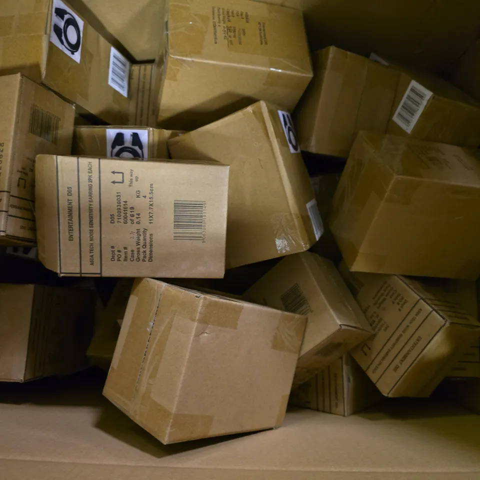 BOX OF APPROXIMATELY 15 ASSORTED ITEMS TO INCLUDE - AT 1.5M SCART CABLE , 2 PACK OF EAR PLUGS 