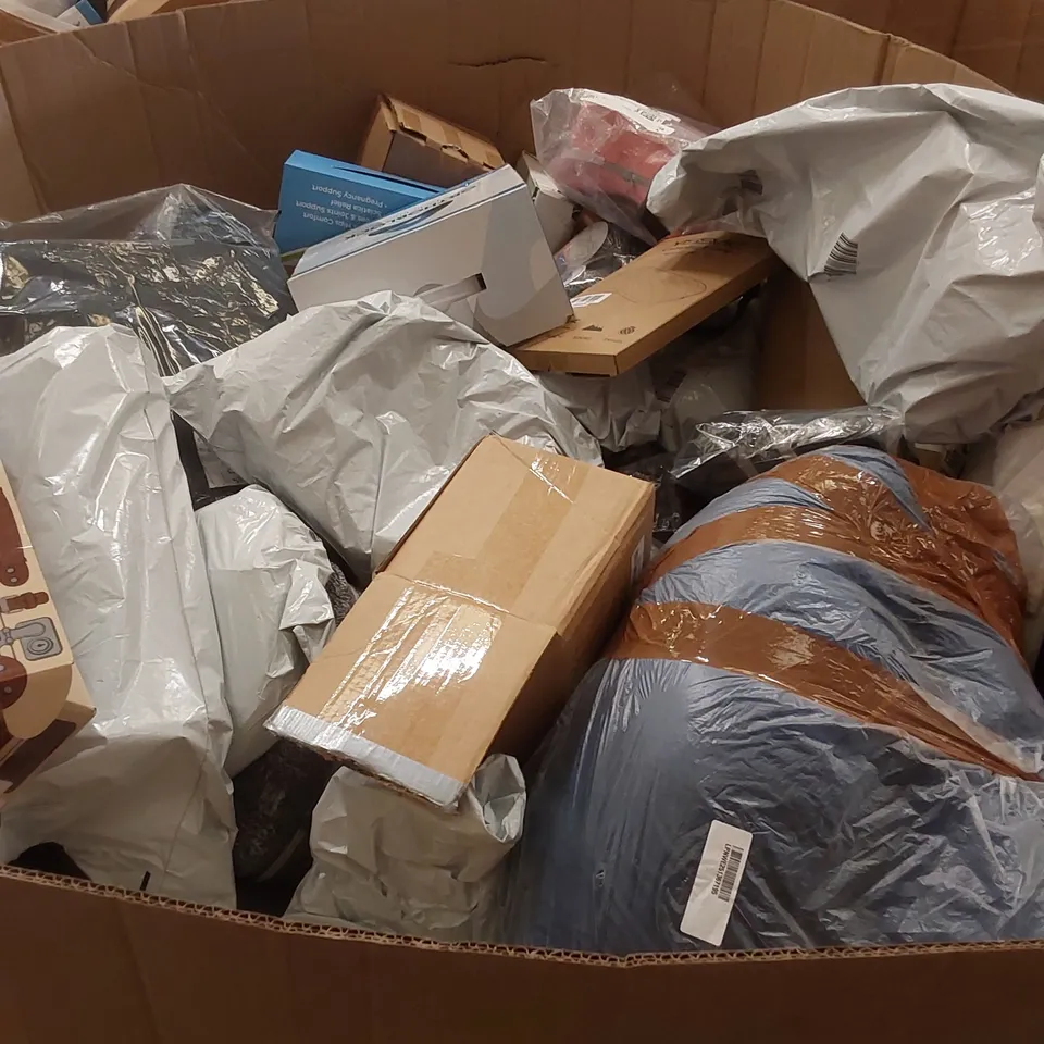 PALLET TO CONTAIN A LARGE ASSORTMENT OF PILLOWS AND CUSHIONS // BRANDS MAY VARY