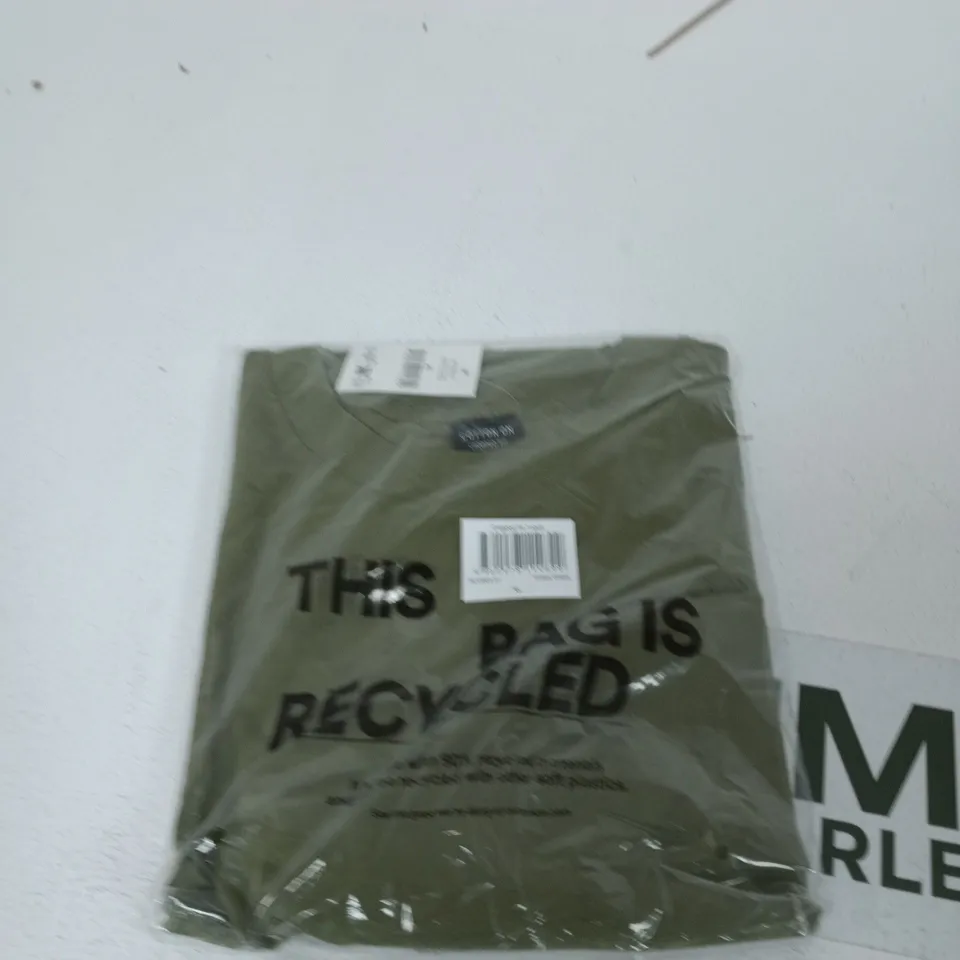 BOX OF APPROXIMATELY 15 ASSORTED CLOTHING ITEMS TO INCLUDE: CROPPED FIT T SHIRT