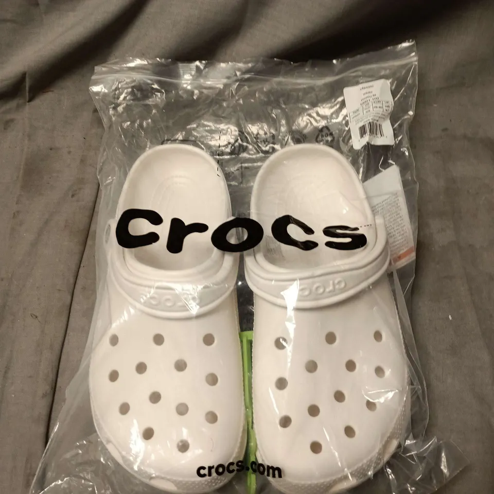 CROCS CLASSIC WHITE ROOMY FIT CLOGS – UNISEX, EU 39-40 (UK 6-7)