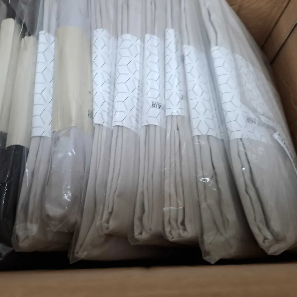 BOX OF APPROXIMATELY 8 ASSORTED BEDDING ITEMS TO INCLUDE