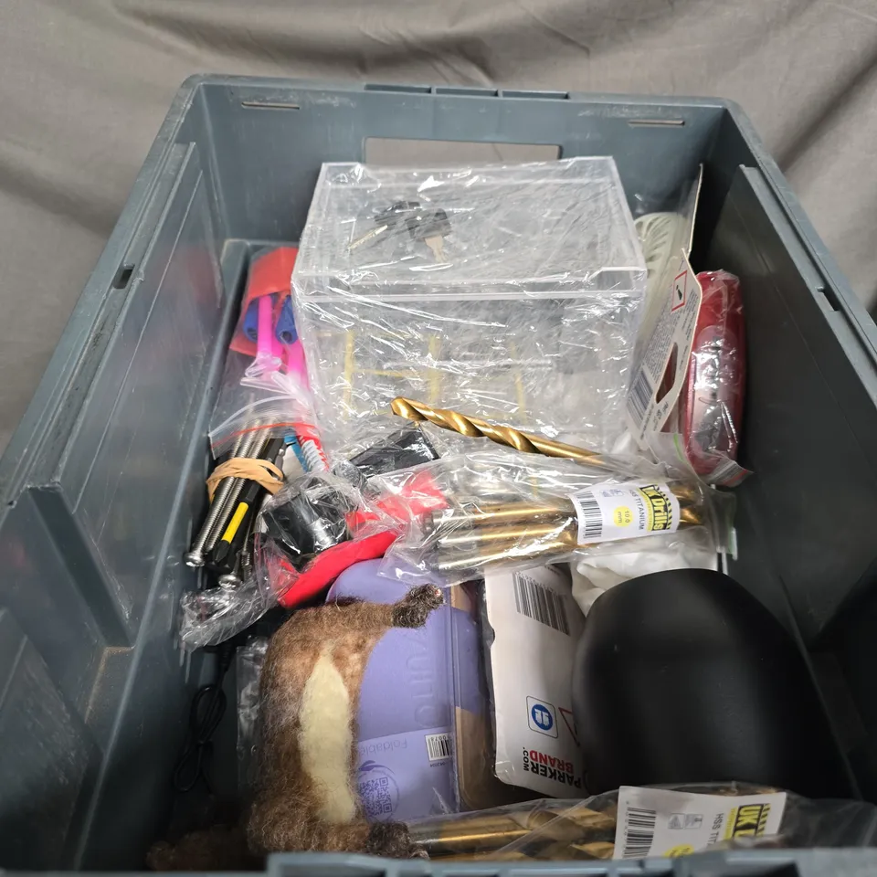 APPROXIMATELY 20 ITEMS OF ASSORTED WORKSHOP TOOLS AND HARDWARE ITEMS .