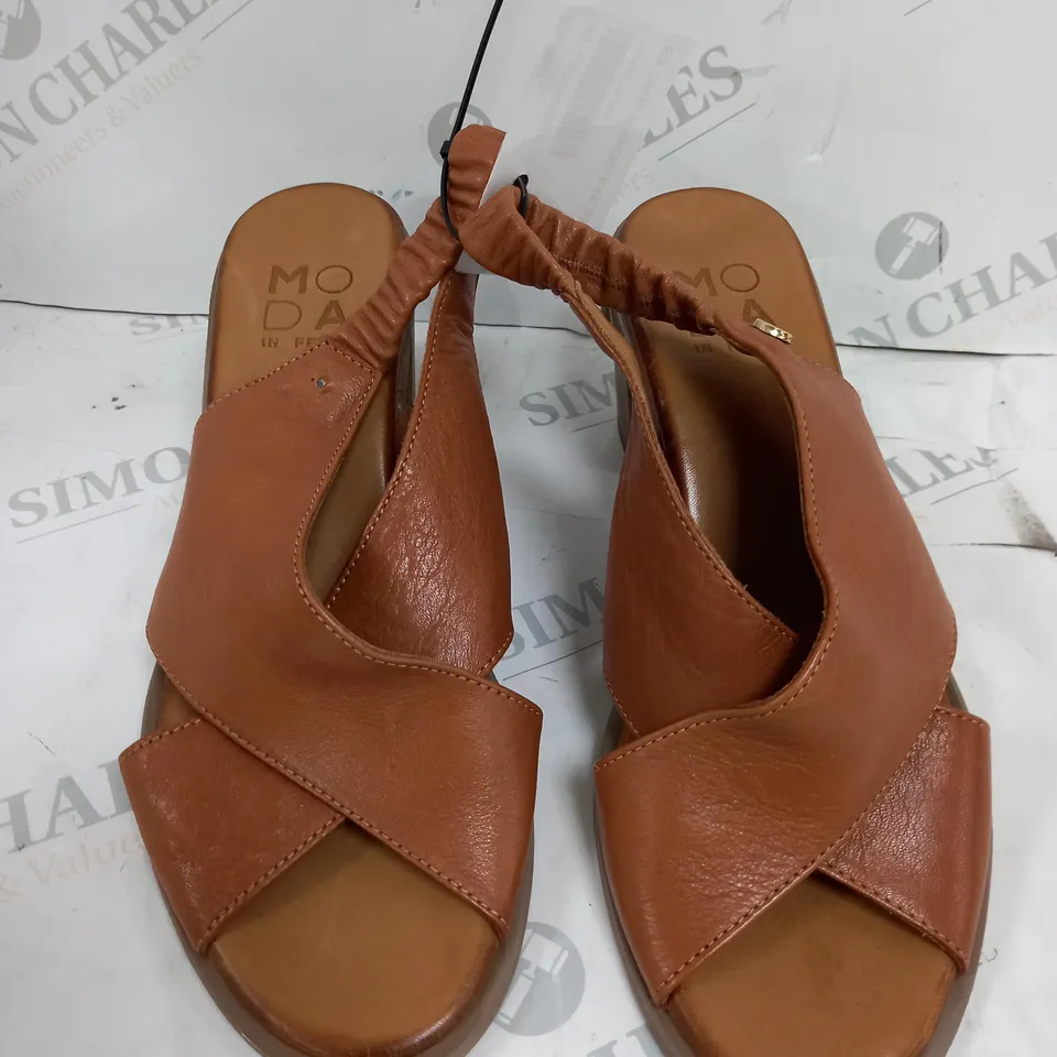 PAIR OF MODA IN PELLE LASSANDRA SANDALS IN TAN SIZE 6