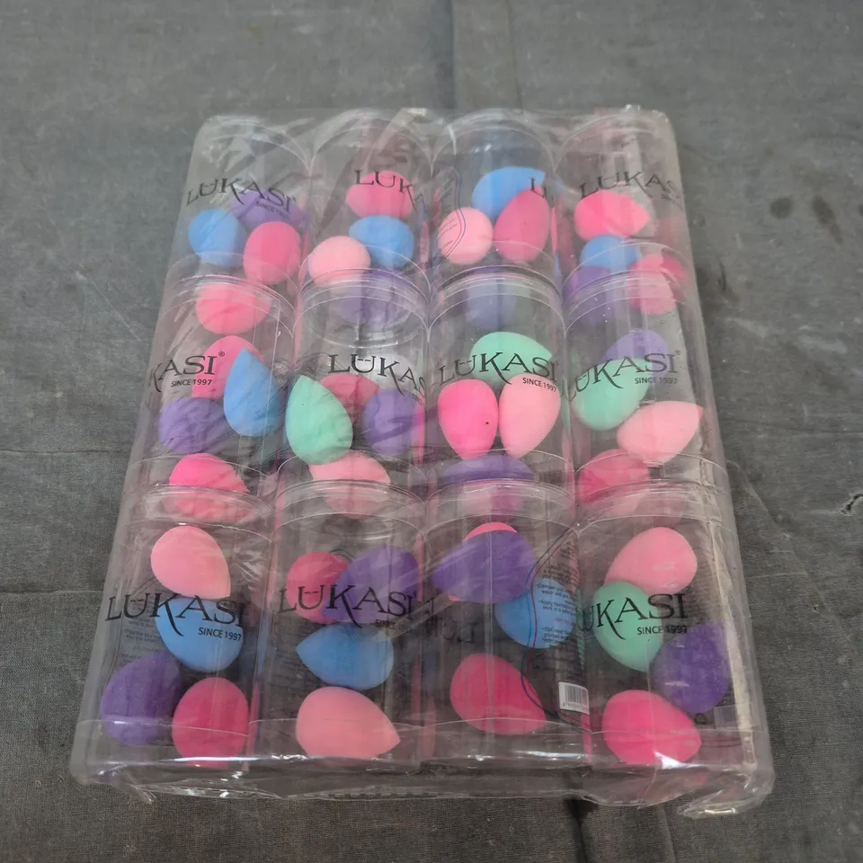 BOX OF 15 ASSORTED MAAKEUP BRUSHES