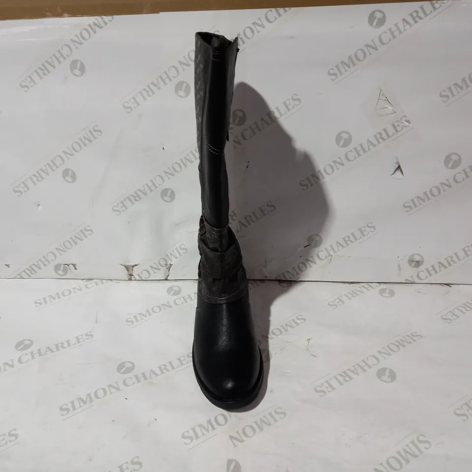 BOXED PAIR OF DESIGNER FAUX LEATHER BOOTS IN BLACK EU SIZE 40