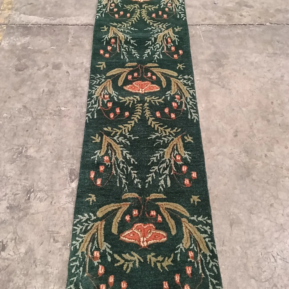 QUALITY DESIGNER AREA RUG - APPROXIMATELY 228CM X 62CM