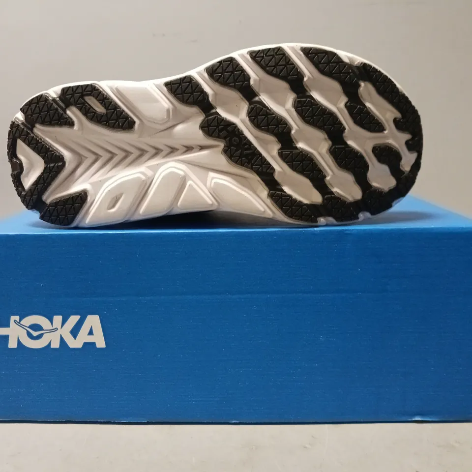 BOXED PAIR OF HOKA CLIFTON 7 SHOE SIN BLACK/WHITE UK SIZE 5