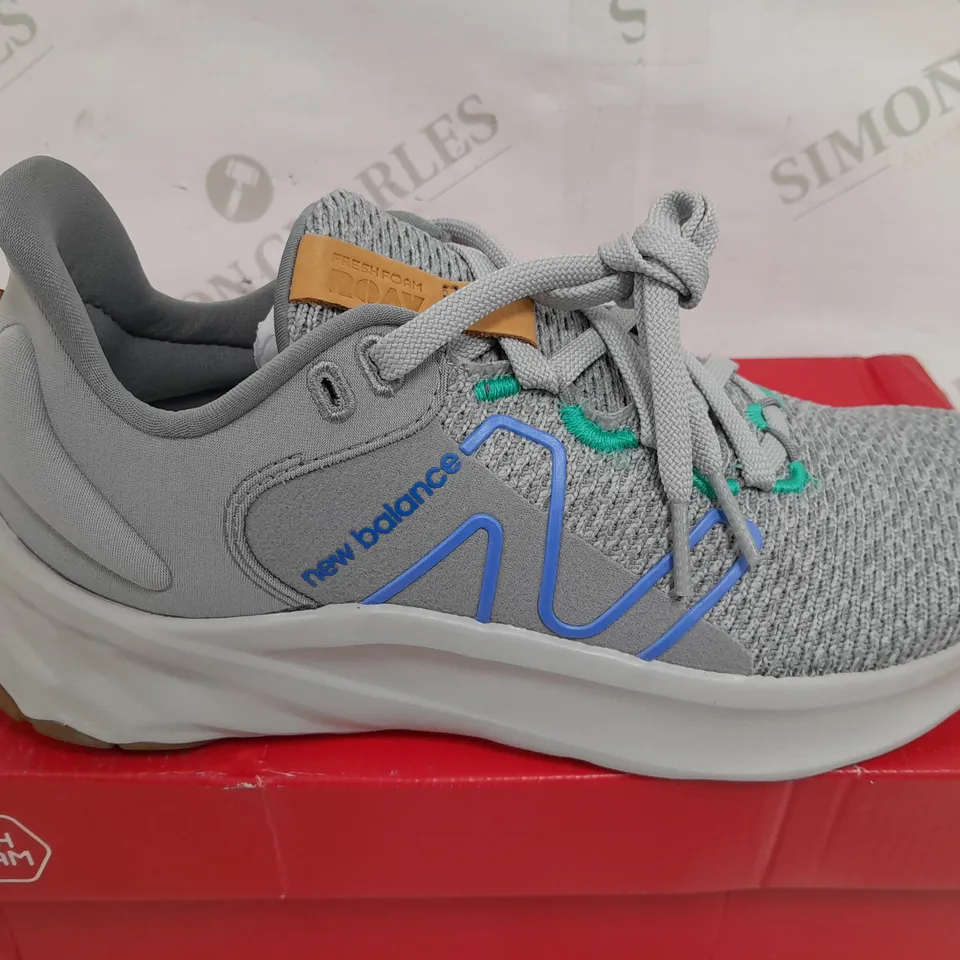BOXED PAIR OF NEW BALANCE FRESH FOAM LACE UP TRAINERS IN GREY - UK 6