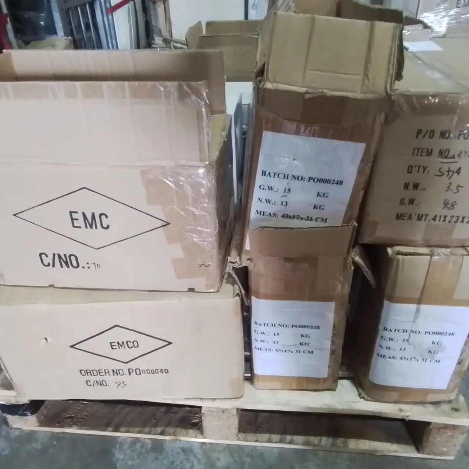 PALLET CONTAINING 11 MULTIPACK BOXES OF ASSORTED LIGHTING ITEMS TO INCLUDE 3-LAMP CEILING LIGHT, DOWNLIGHT AND SPOTLIGHTS