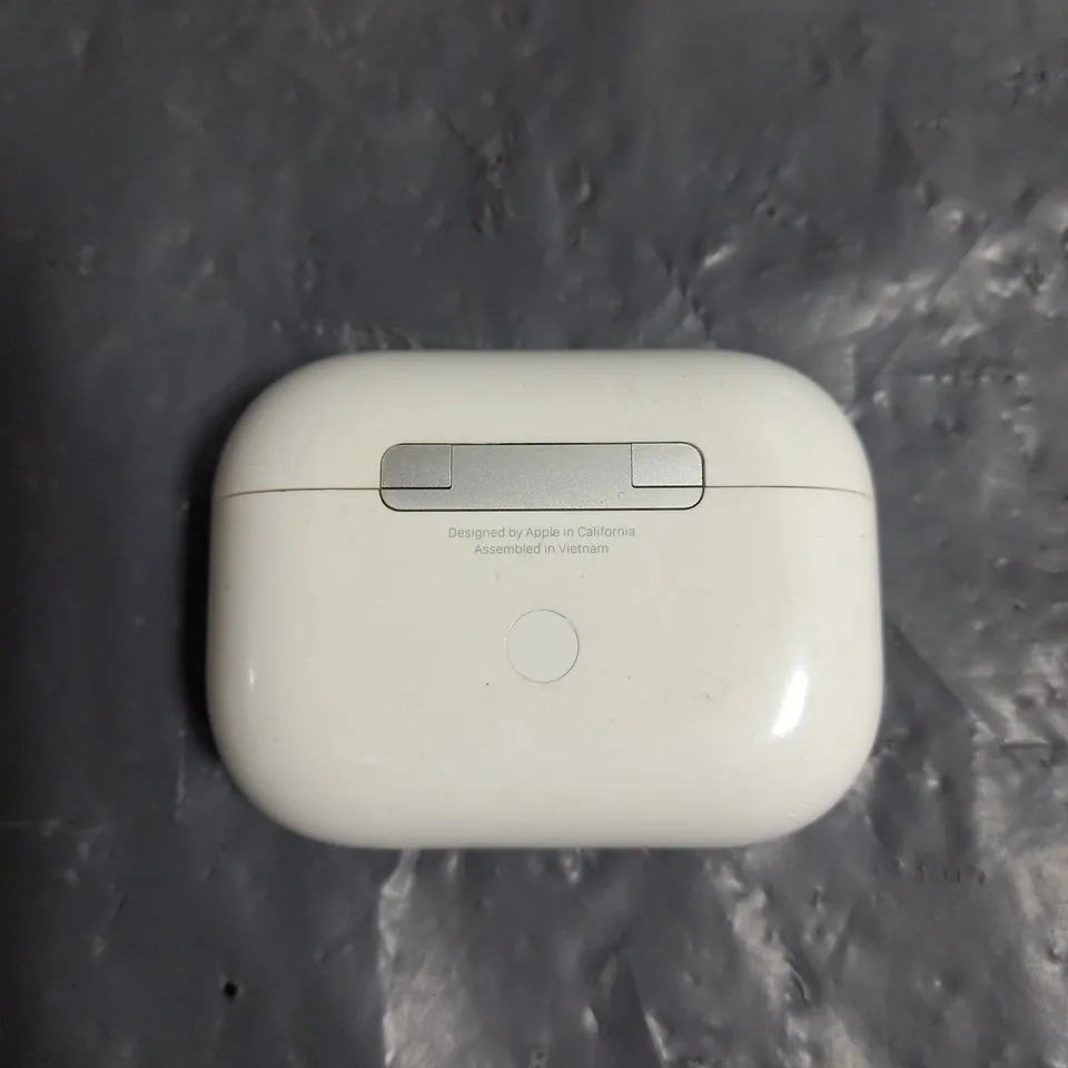 PAIR OF APPLE AIRPODS PRO 1ST GEN IN WHITE