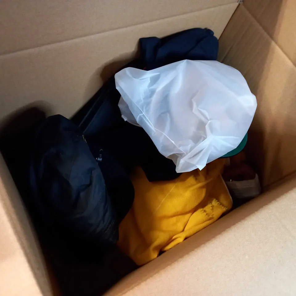 LOT OF APPROX. 15 ASSORTED CLOTHING ACCESSORIES  IN VARYING SIZES/COLOURS/STYLES TO INCLUDE: HAT, BAGS, SOCKS