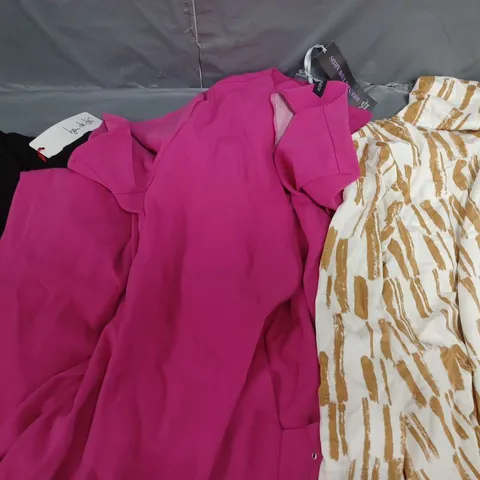 APPROXIMATELY 15 ASSORTED CLOTHING ITEMS TO INCLUDE JUMPERS, SHIRTS, JACKET, ETC