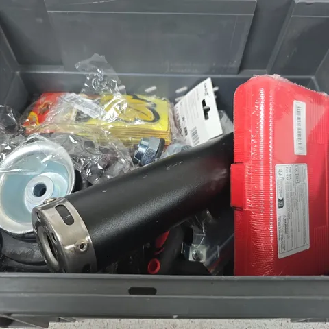 APPROXIMATELY 10 ASSORTED VEHICLE PARTS AND ACCESSORIES 