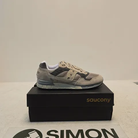SAUCONY SHADOW 5000 GREY TRAINERS – UK 6.5 (US 8.5) – BOXED