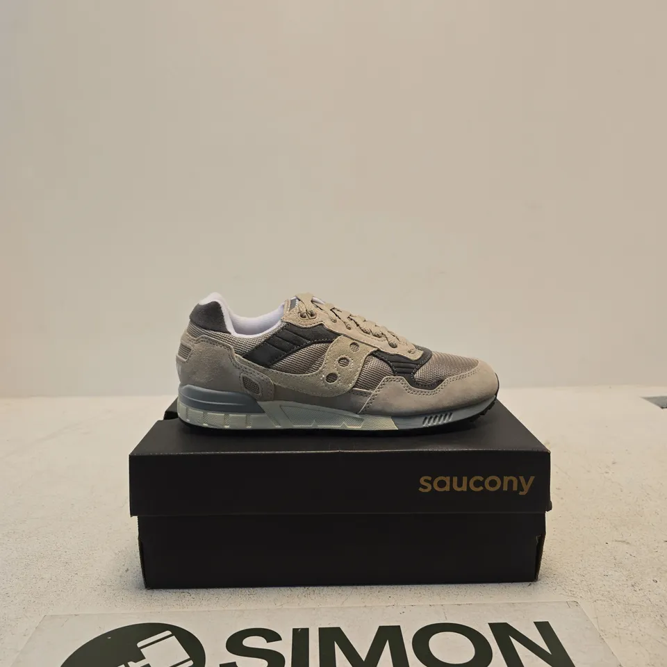 SAUCONY SHADOW 5000 GREY TRAINERS – UK 6.5 (US 8.5) – BOXED