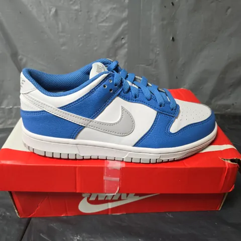 BOXED PAIR OF NIKE DUNK LOW TRAINERS IN WHITE/BLUE - UK 5