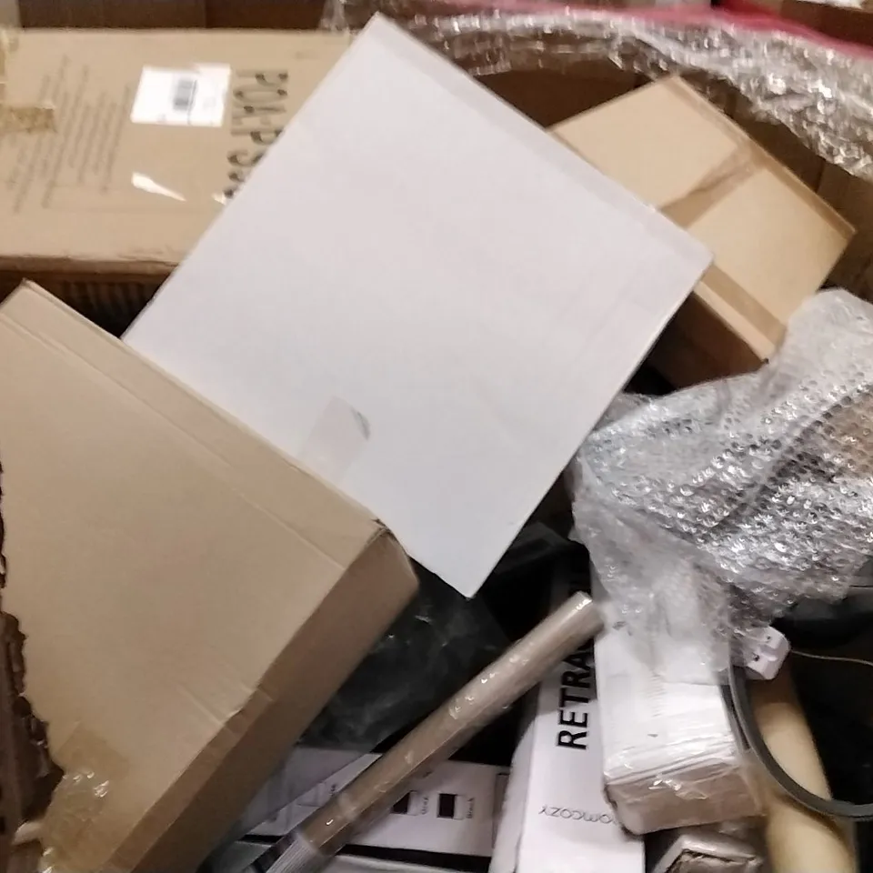 PALLET OF HOUSEHOLD ITEMS TO INCLUDE DRY WALL STILTS, RETRACTABLE BABY GATES, SHO RACKS AND BOOLANGA BAG ECT