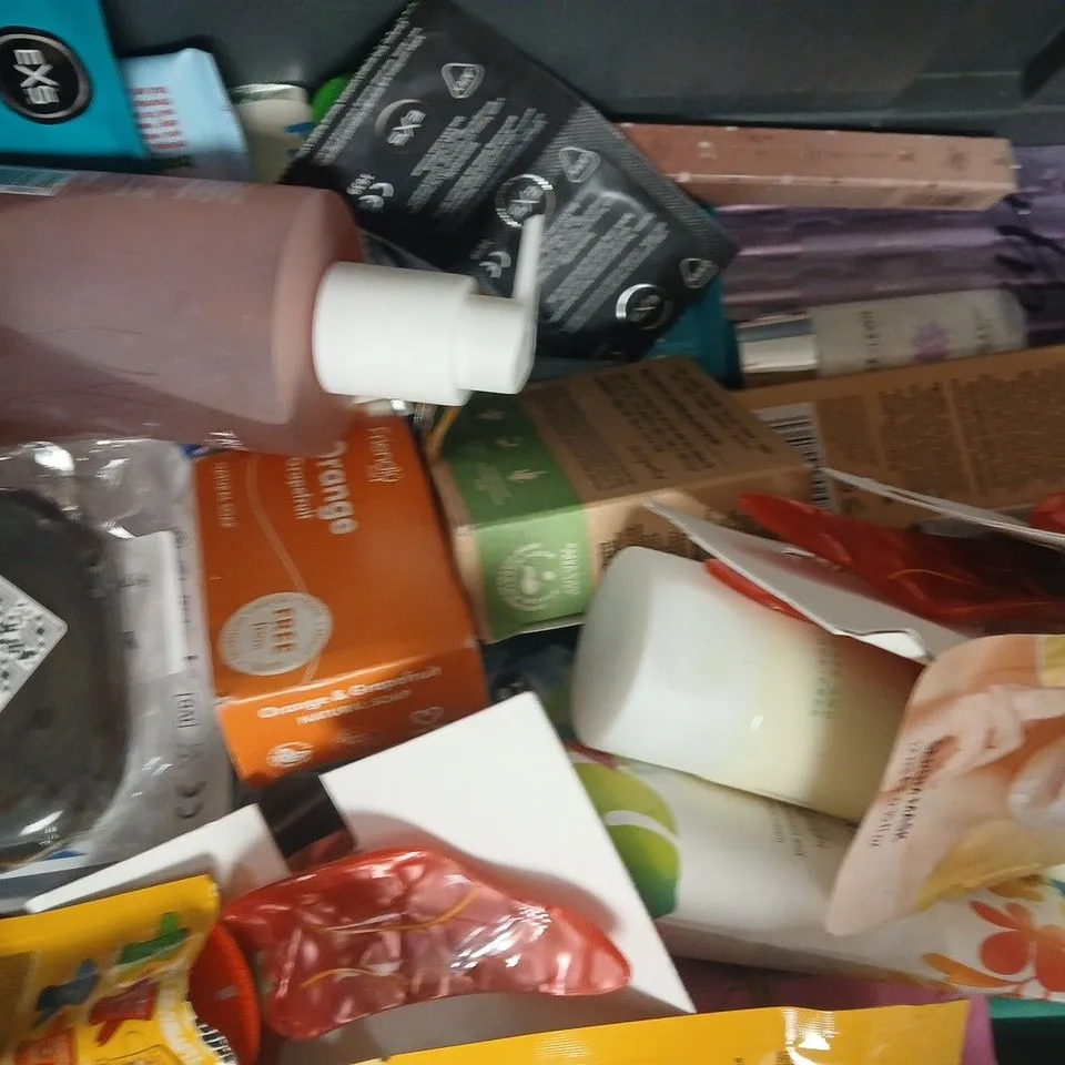 APPROXIMATELY 20 ASSORTED COSMETIC ITEMS INCLUDING VARIOUS MAKES AND BRANDS - COLLECTION ONLY
