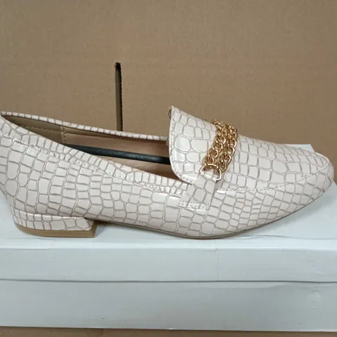 BOXED PAIR OF SPOT ON CREAM CROCODILE-EFFECT LOAFERS WITH GOLD CHAIN – WOMEN'S SHOES - UK SIZE 3