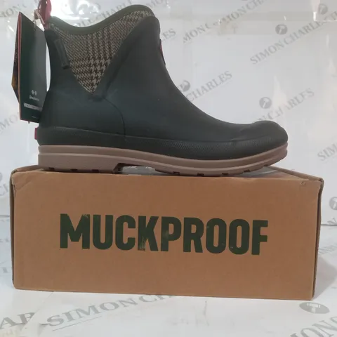 BOXED PAIR OF MUCK MOAW300 BOOTS IN GREEN UK SIZE 6