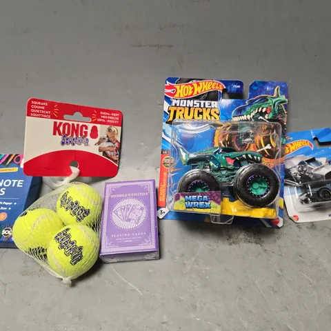 APPROXIMATELY 12 ASSORTED TOYS & GAMES TO INCLUDE - HOT WHEELS MONSTER TRUCK , BLANK NOTE CARDS ETC