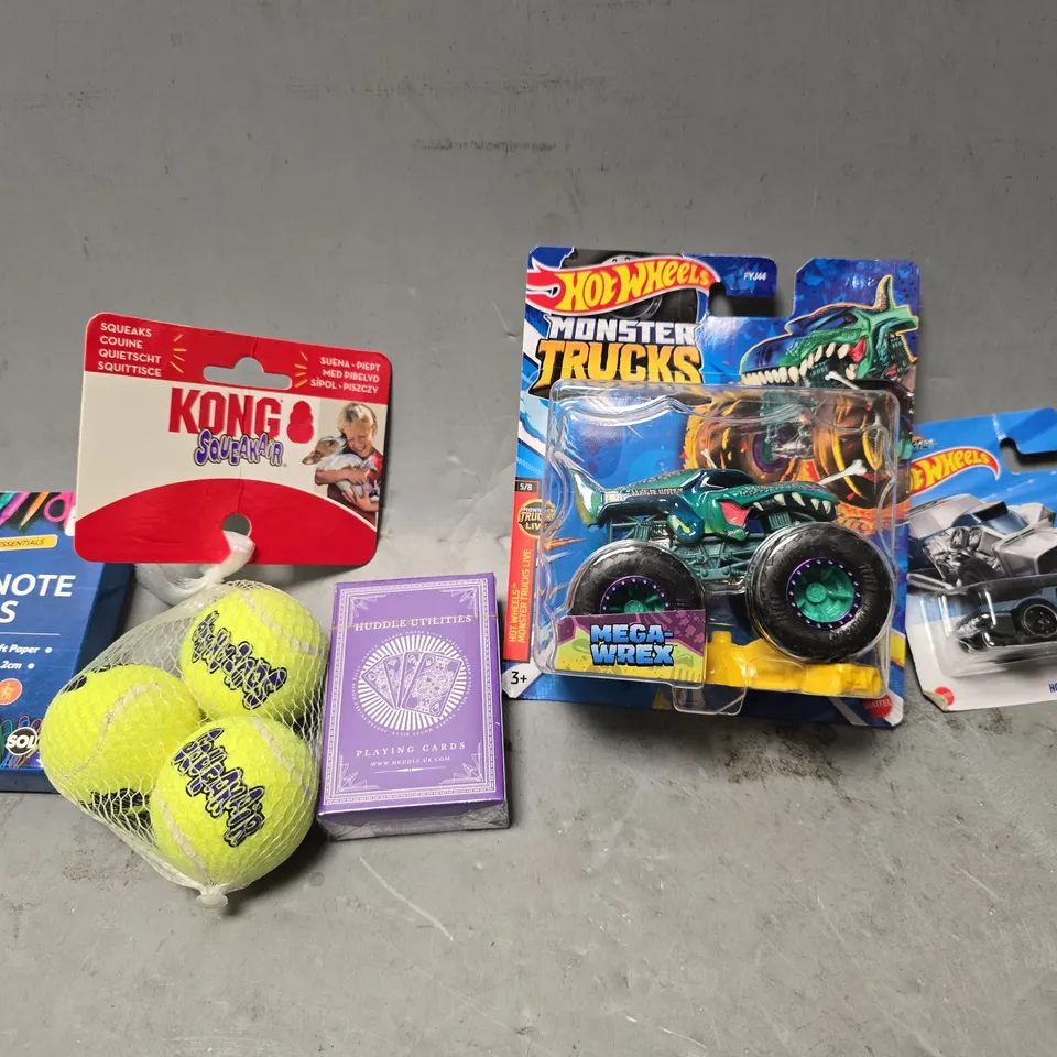 APPROXIMATELY 12 ASSORTED TOYS & GAMES TO INCLUDE - HOT WHEELS MONSTER TRUCK , BLANK NOTE CARDS ETC