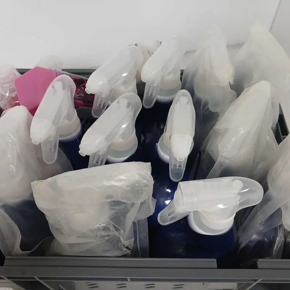 APPROXIMATELY 16 ASSORTED HOUSEHOLD LIQUID PRODUCTS TO INCLUDE DOMESTOS, LENOR CREASE RELEASER, ELBOW GREASE, ETC - COLLECTION ONLY