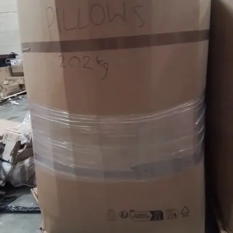 PALLET CONTAINING A LARGE QUANTITY OF PILLOWS 