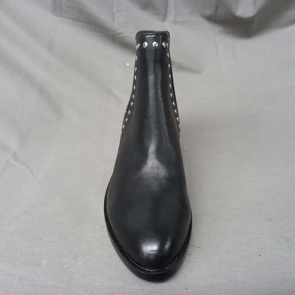 BOXED PAIR OF STEVE MADDEN CADE LEATHER ANKLE BOOTS IN BLACK EU SIZE 36