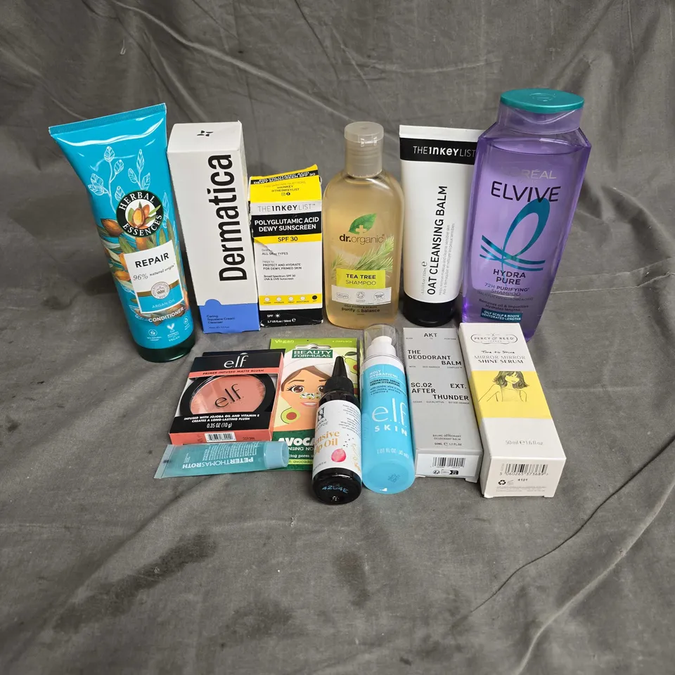 APPROXIMATELY 20 ASSORTED HEALTH & BEAUTY PRODUCTS TO INCLUDE - DERMATICA SQUALENE CREAM CLEANSER - THEINKEYLIST OAT CLEANSING BALM - ELF HYDRATING SERUM - ETC