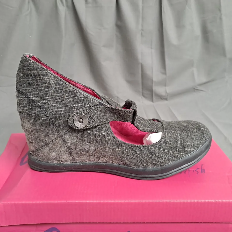 BOX OF APPROXIMATELY 12 PAIRS OF BLACK GUPPY LOVE WEDGE SHOES IN VARIOUS SIZES 