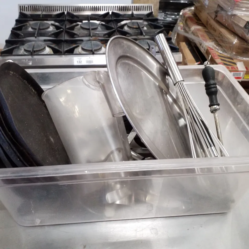 LOT CONTAINING ASSORTED KITCHEN UTENSILS 