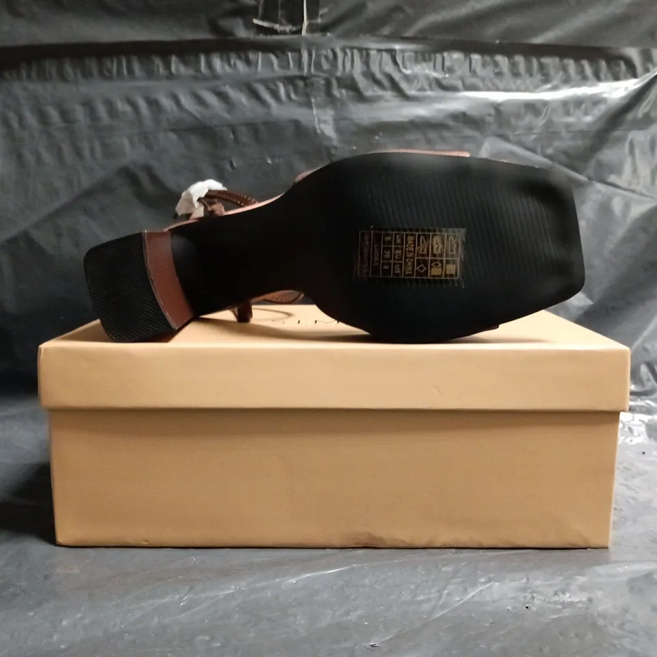 BOXED PAIR OF SIMMI LONDON OPEN TOE BLOCK HEEL SANDALS IN CHOCOLATE SIZE UK 6