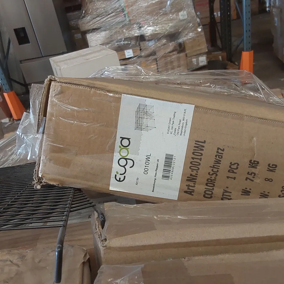 PALLET OF ASSORTED ITEMS INCLUDING: PET PLAY PENS ECT