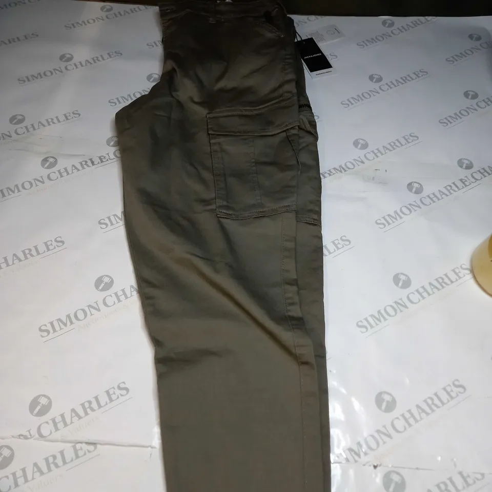 JACK AND JONES TAPERED CARGO TROUSER SIZE W32 - L32 