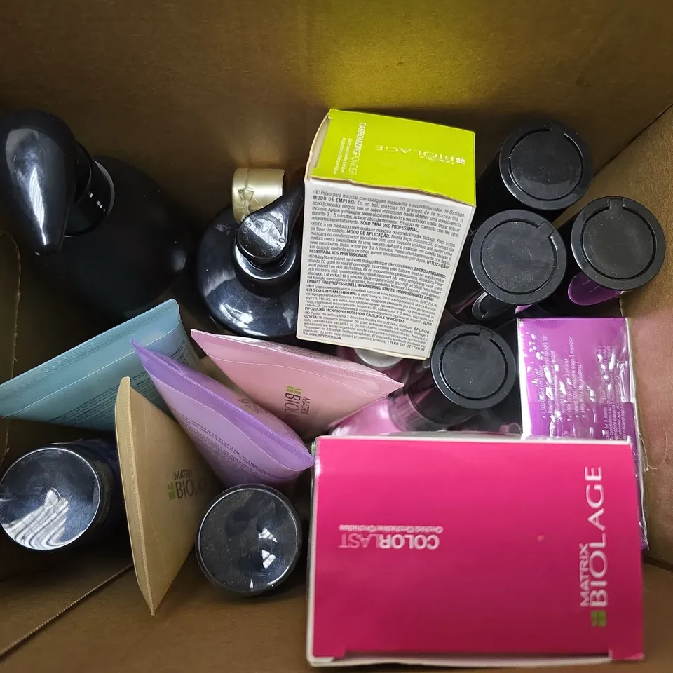 APPROXIMATELY 20 ASSORTED HEALTH & BEAUTY PRODUCTS TO INCLUDE MATRIX BIOLAGE AQUA-GEL CONDITIONER, GLOSS BOOSTER, MATRIX BIOLAGE CERA-REPAIR, ETC - COLLECTION ONLY