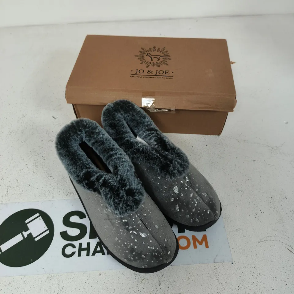 JO & JOE JACINTA GREY SLIPPERS – UK SIZE 7, FUR-LINED, BOXED