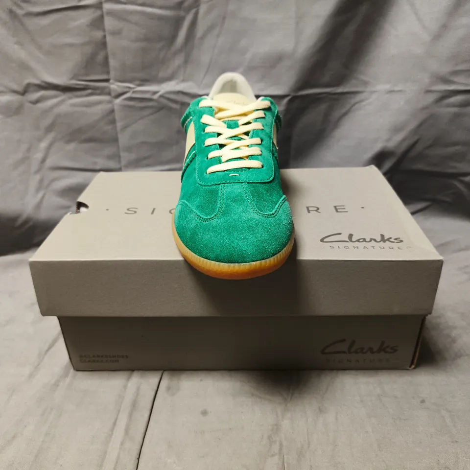 BOXED PAIR OF CLARKS STARA WALK DARK GREEN SUEDE SHOES SIZE UK 5