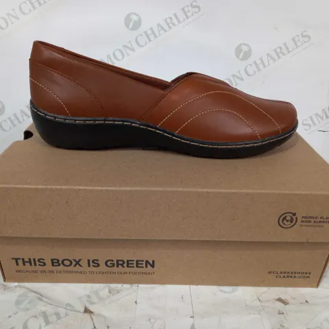 BOXED PAIR OF CLARKS SLIP-ON LEATHER SHOES IN DARK TAN UK SIZE 8.5