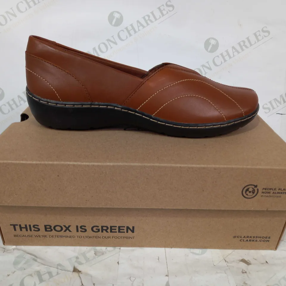 BOXED PAIR OF CLARKS SLIP-ON LEATHER SHOES IN DARK TAN UK SIZE 8.5