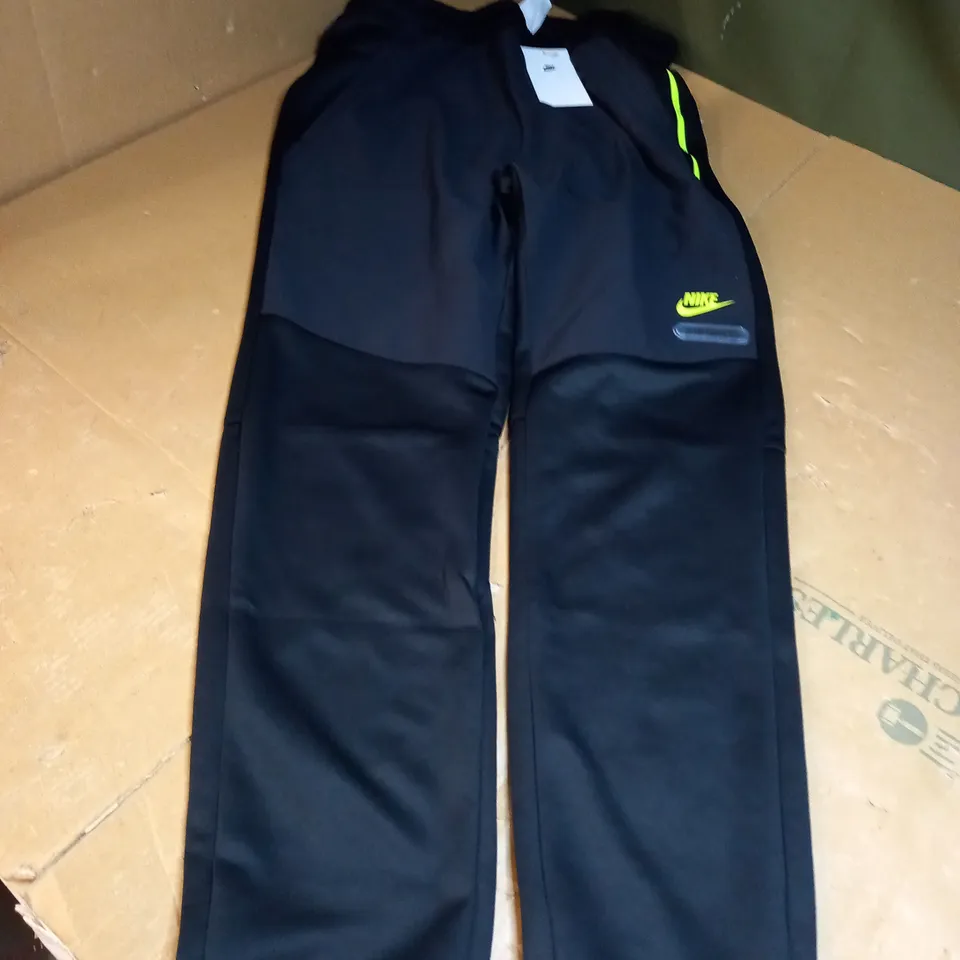 NIKE AIR MAX JOGGERS SIZE M 