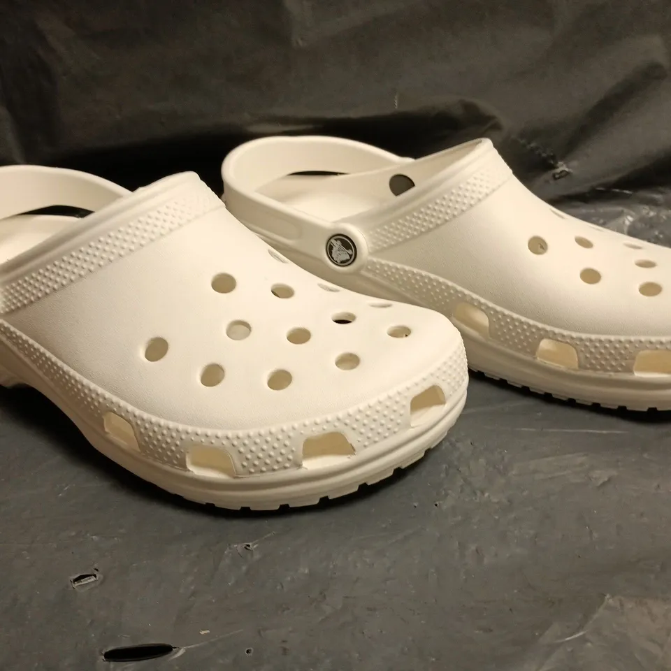 PAIR OF CROCS CLASSIC CLOGS IN WHITE SIZE M7/W9