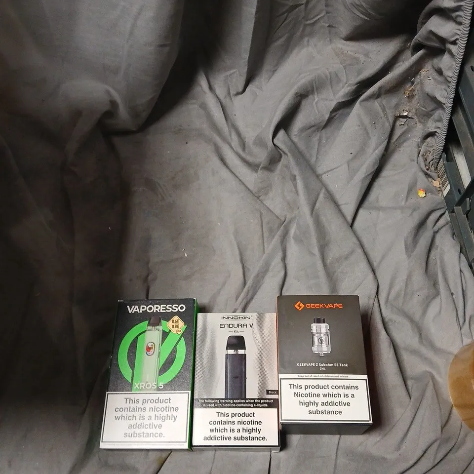 APPROXIMATELY 25 ITEMS INCLUDING VAPORESSO XROS 5 VAPE KIT, INNOKIN ENDURA V KIT & GEEKVAPE SUBOHM SE TANK – ASSORTED BOXED E‑CIGARETTES (BOX LOT)