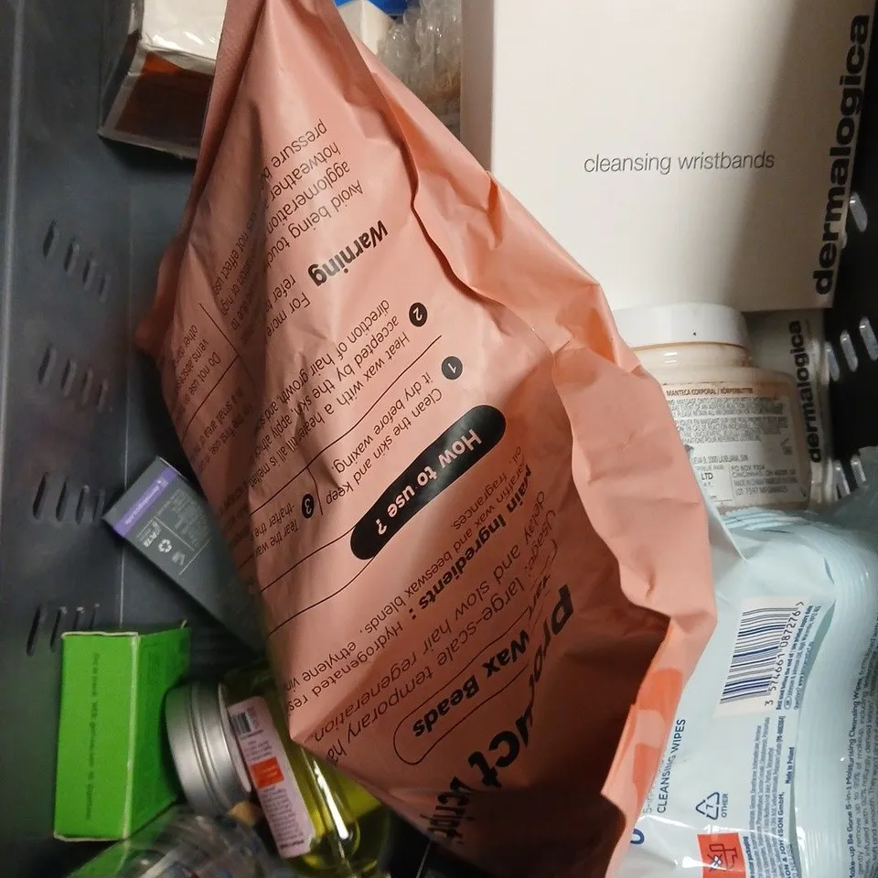 APPROXIMATELY 15 ASSORTED HEALTH & BEAUTY PRODUCTS TO INCLUDE CLEANSING WIPES, DOVE SHOWER GEL, SIMPLE REPAIR CREAM ETC 