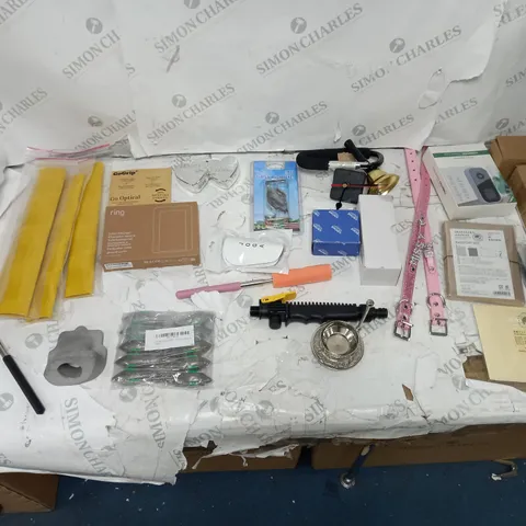 LOT OF APPROXIMATELY 12 ASSORTED HOUSEHOLD ITEMS TO INCLUDE FLOWER HOLDER, BACK SCRATCHER, MINI SMART DOORBELL, AND RING SOLAR CHARGER ETC.